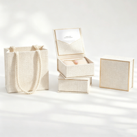 Nouvelle boîte d'emballage pour bijoux 2025 en carton rigide recyclable noir et brun effet bois avec couvercle en éponge et finition brillante pour boucles d'oreilles
