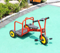 Tricycle cargo rouge en métal pour enfants avec plateforme verte, jouet robuste à 3 roues pour la maternelle et les jeux en plein air