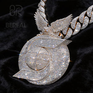 สร้อยคอจี้เพชรโมอิสซาไนต์ผ่านการทดสอบมาตรฐาน VVS พร้อมจี้ตัวอักษรแบบกำหนดเอง สไตล์ฮิปฮอป เงินแท้ 925 ประดับเพชรเต็มตัว จี้ชื่อแบบสั่งทำ เครื่องประดับคุณภาพสูง - Product Image 1