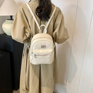 Mochila de estilo simple beige, adorno de placa de metal, mochila pequeña de moda para mujer - Product Image 1