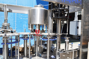 Máquina automática de llenado de <span class=keywords><strong>agua</strong></span> potable <span class=keywords><strong>natural</strong></span> <span class=keywords><strong>embotellada</strong></span> en PET, pequeña escala, planta de llenado de botellas de preformas para mascotas de 500ml - Product Image 4
