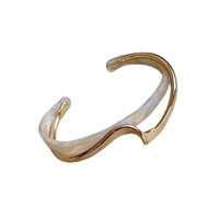 Bracelet en cuivre électroplaqué de luxe léger, texture métallique incurvée, design de niche tendance style coréen, idéal pour Instagram