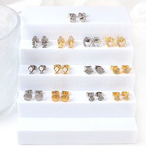 ต่างหูแฟชั่น โลหะผสมสังกะสี พลอยเทียม มุก ต่างหูสแตนเลส เครื่องประดับผู้หญิง ดีไซน์เรียบหรู สำหรับใส่ในชีวิตประจำวัน - Product Image 1