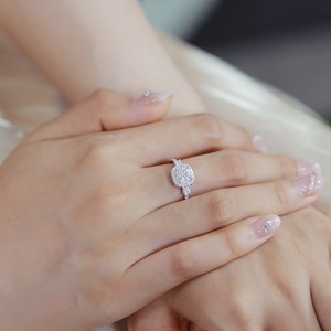 Anello di Fidanzamento con Moissanite Taglio Principessa e Halo in Argento Sterling 925, Gioiello Promessa Eterna per Donne - Product Image 4