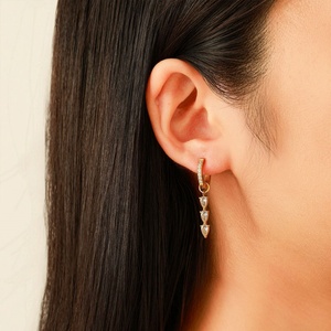 Boucles d'oreilles tendance en acier inoxydable plaqué or 18 carats, étanches, avec gravure personnalisée, franges et diamants en forme de goutte d'eau, pour femmes, vente en gros - Product Image 2