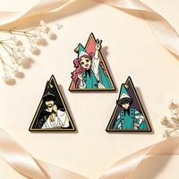 Broche en alliage en forme de personnage de dessin animé triangulaire, écusson décoratif pour vêtements, sacs à dos, sacs, accessoire cadeau