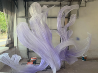 Installation artistique géante en organza de soie, décoration de toile de fond de mariage en organza de soie, fleur géante pour toile de fond de mariage