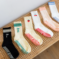 Chaussettes de yoga personnalisées en jacquard noir avec grip et rayures blanches, motif palmier, chaussettes antidérapantes personnalisées