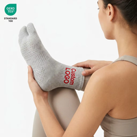 Chaussettes de yoga à bout fendu avec logo personnalisé certifiées OEKO-TEX, antidérapantes, chaussettes Tabi pour femmes, chaussettes de Pilates