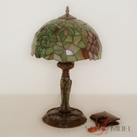 Lampe de table rétro européenne en verre artistique de style église, abat-jour à motif gaufré rouge, base en alliage, vente en gros et personnalisation