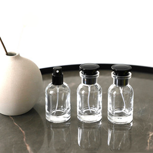 Flacon de <span class=keywords><strong>parfum</strong></span> en verre personnalisé 30ml <span class=keywords><strong>50ml</strong></span> avec bouchon à vis, pulvérisateur rechargeable, forme cylindrique, options transparentes ou colorées - Product Image 1
