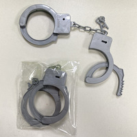 Menottes en plastique pour prisonniers - Menottes de poignet réalistes avec chaînes pour costumes d'Halloween, accessoires de cosplay, gadgets et blagues pratiques