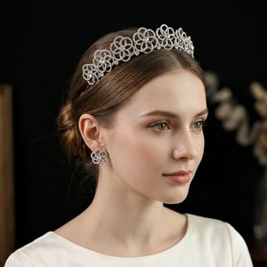 Set Corona e Orecchini da Sposa con Strass, Tiara Scintillante con Fiori di Cristallo, Gioielli per Capelli da Principessa per Feste di Compleanno e Concorsi - Product Image 1