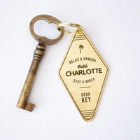 Porte-clés en laiton gravé personnalisé, anneaux plats en métal pour porte-clés de voiture, porte-clés d'hôtel