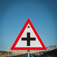 Panneaux de signalisation routière personnalisés en aluminium rouge avec film réfléchissant de quatrième qualité, imprimés UV, motif triangulaire