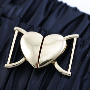 Dernier design <span class=keywords><strong>Boucle</strong></span> <span class=keywords><strong>de</strong></span> <span class=keywords><strong>ceinture</strong></span> <span class=keywords><strong>fantaisie</strong></span> en forme <span class=keywords><strong>de</strong></span> cœur en métal Interlock Fermeture à l'avant pour accessoires <span class=keywords><strong>de</strong></span> maillots <span class=keywords><strong>de</strong></span> bain/manteaux <span class=keywords><strong>Boucle</strong></span> en métal - Product Image 2