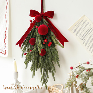 Guirlande de Noël en cèdre artificiel rouge YUELIAN avec pommes de pin et baies, décoration murale pour porte d'entrée - Product Image 3