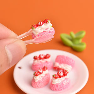 Mini pince à pain en résine, modèle de breloque pour décoration de cuisine miniature DIY, thème animal peint à la main, accessoires du Nouvel An - Product Image 3