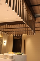 Luminaire suspendu LED en tube long en cuivre finition or, éclairage moderne de luxe pour hall d'hôtel, lustre sur mesure de grande taille pour restaurant