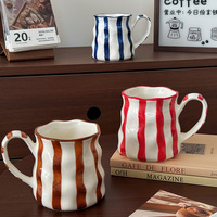 Mug en céramique à rayures verticales peintes à la main, avec logo personnalisé OEM/ODM, bord ondulé irrégulier et corps texturé, pour usage domestique – Vente en gros