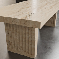 Table à manger rectangulaire en marbre massif, design Dream Home, plateau cannelé, base latérale personnalisée, table de dîner en pierre pour résidence moderne