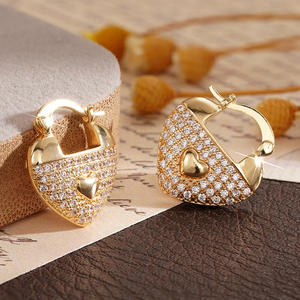 Boucles d'oreilles Huggie Cœur Doré en Or 18K Rempli, Micro-Pavé de Strass en Cristal, Bijoux Romantiques Quotidiens pour Femme - Product Image 4