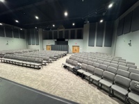 Chaise empilable rembourrée en fer thermolaqué gris pour hôtel, auditorium, église, banquet, restaurant