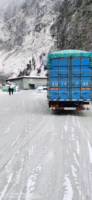 Petit camion à ordures compacté à moteur diesel 4x2 à transmission automatique pour la collecte et le transport des déchets domestiques