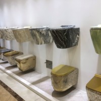 Toilette intelligente moderne et écologique, arrière au mur, salle de bain, WC en céramique avec eau colorée, sans réservoir, sans rebord