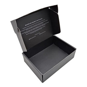 Scatola per Spedizioni in Cartone Ondulato Bianco Ecologico per Calzini con Rivestimento UV, Laminazione Opaca, Stampa a Rilievo e Finitura - Product Image 2