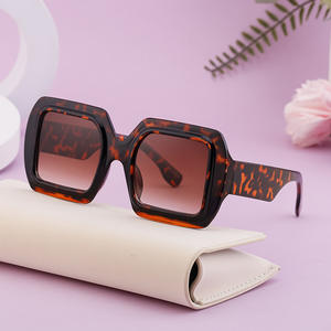 Nouvelles lunettes de soleil carrées pour femmes, monture noire en PC, protection UV400, classe 2, style quadrilatère, lunettes de soleil tendance - Product Image 3