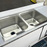 Meubles de cuisine de restaurant modernes, table de travail préfabriquée en acier inoxydable avec accessoires de rangement