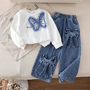 Set per Ragazze: <span class=keywords><strong>Felpa</strong></span> a Maniche Lunghe in Poliestere e Cotone con Stampa Farfalle Bianche + Pantaloni Larghi in Denim con Fiocco, Completo Due Pezzi Fresco e Carino - Product Image 1