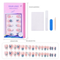 Lot de 32 faux ongles roses à bout français, forme amande moyenne, avec fleurs bleues 3D, durables, pour doigts