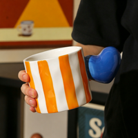 Mug à café en céramique rayé créatif, tasse à thé en porcelaine avec poignée en forme de cœur 3D, tasse à boire pour la maison ou le bureau, cadeau de la Saint-Valentin