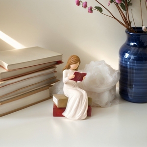 Nouvelle Arrivée - Figurine Artisanale en Résine Fille Angélique en Lecture - Design Art Déco - Décoration d'Intérieur - Ornement de Bureau - Cadeau de Remise de Diplôme ou d'Anniversaire - Product Image 4
