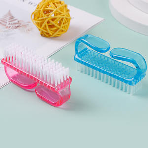 Venta al por mayor de fábrica: Cepillos de uñas de plástico suave con diseño de cuerno de carnero, forma plana, para limpieza y cuidado de uñas. - Product Image 1