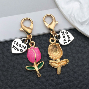 Porte-clés esthétique en émail rose avec breloque cœur tulipe et lettre, pendentif floral pour sac avec fermoir mousqueton, petit cadeau créatif pour elle - Product Image 3