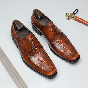 Chaussures habillées Derby en cuir pour hommes, à enfiler, à bout pointu, rayées et gaufrées, élégantes, pour tenue de bureau, avec rehaussement léger - Product Image 2