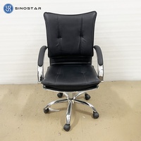 Chaise de bureau ergonomique contemporaine en cuir bon marché avec des fonctionnalités de base pour les configurations économiques