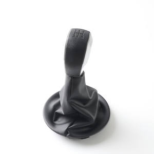 Poignée de levier de vitesse ergonomique en cuir pour modèles avec logo - Product Image 3