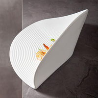 Assiette de service en céramique texturée à motif ondulé moderne, plat triangulaire irrégulier pour la restauration fine et les restaurants