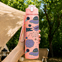 Bouteille d'eau en plastique de 750 ml, capacité moyenne, légère, impression personnalisable, avec sangle de transport, couvercle anti-poussière et verrou de sécurité