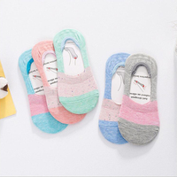 Vente en gros de chaussettes bateau pour femmes de couleur bonbon, bouche peu profonde, chaussettes invisibles pour femmes, chaussettes de printemps et d'été en coton antidérapant en silicone