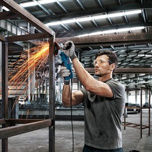 Meuleuse d'angle professionnelle GWS9-100P/GWS9-125P avec interrupteur de sécurité à pression, 900 <span class=keywords><strong>Watts</strong></span>, fabriquée en Allemagne, 240V - Product Image 3