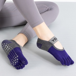Chaussettes de yoga professionnelles à cinq doigts avec logo personnalisé Chaussettes athlétiques de couleur unie antidérapantes avec fond de position de logo pour la saison de printemps - Product Image 6