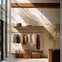 Support d'exposition pour vêtements pour hommes, style minimaliste, lumière naturelle, luxe, combiné à un éclairage doux et à une texture bois