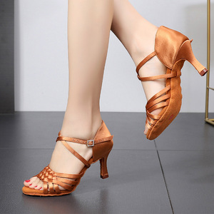<span class=keywords><strong>Chaussures</strong></span> <span class=keywords><strong>de</strong></span> <span class=keywords><strong>danse</strong></span> latine professionnelles <span class=keywords><strong>pour</strong></span> femmes talon haut semelle souple adulte examen <span class=keywords><strong>de</strong></span> salle <span class=keywords><strong>de</strong></span> bal <span class=keywords><strong>chaussures</strong></span> en Satin avec boucle en <span class=keywords><strong>diamant</strong></span> - Product Image 1