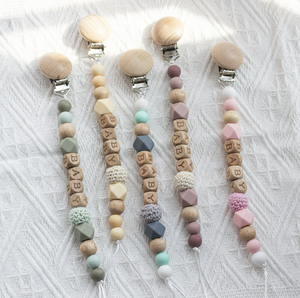 Clip para Chupón de Madera de Haya con Cuentas de Moda, Bola de Ganchillo de Silicona, Soporte para Chupón, Clips para Chupón Personalizados para Bebé, Regalo para Bebé - Product Image 1