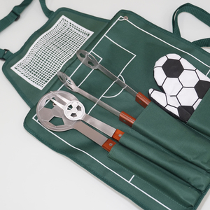 Set di Utensili per Barbecue a Tema Calcio dal Design Unico, Pinze e Forchetta per BBQ con Guanti da <span class=keywords><strong>Forno</strong></span> in Cotone, Set Regalo - Product Image 4